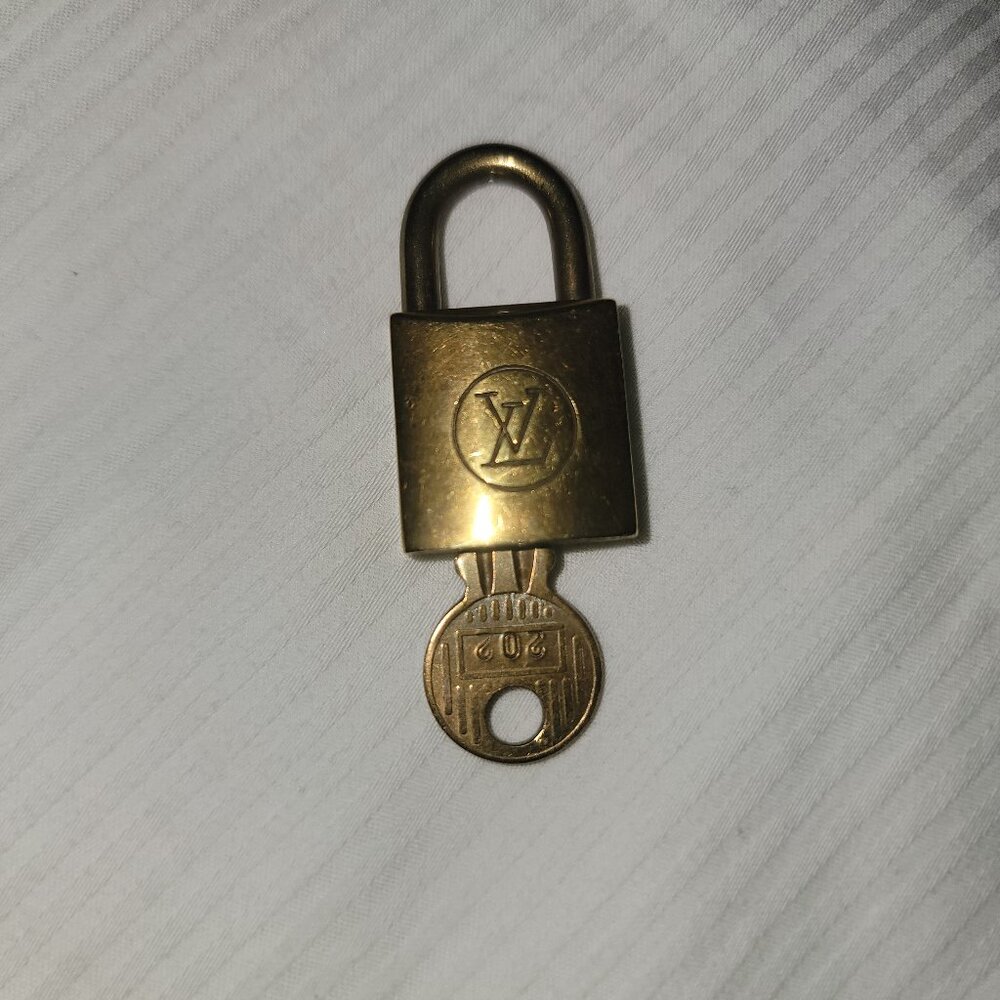🎉 Louis Vuitton Lock and Key #202